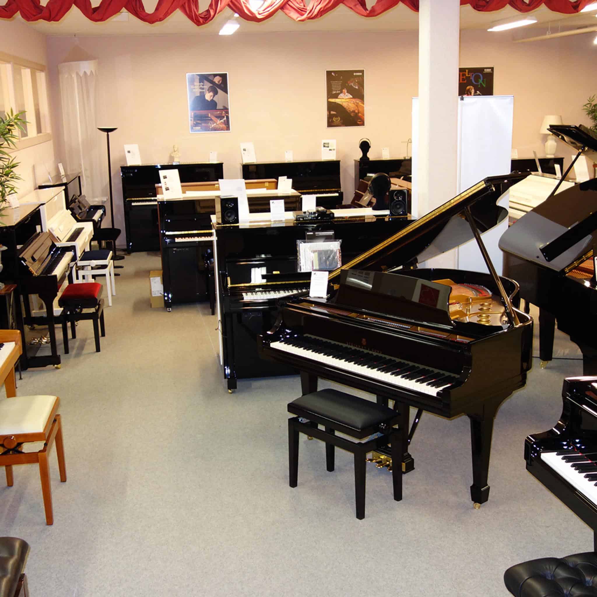 Center Schmidt Pianos