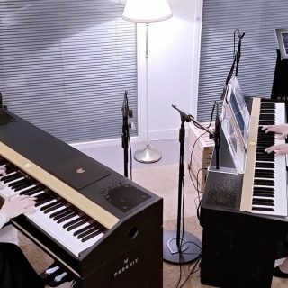 🎹 Gershwin – Concerto en Fa majeur
Un extrait de répétition enregistré dans notre showroom, avec Sylvie Dauter (Phoenix S) & Laetitia Baron (Phoenix 66).
🎼 Deux pianos. Deux artistes. Une même énergie musicale.
📍 Showroom Piano Phoenix
▶️ Pour visionner la vidéo complète, rendez-vous sur notre chaine Youtube : https://youtu.be/D33C8k93HK8
#PianoPhoenix #PhoenixS #Phoenix66 #Gershwin #PianoClassique #MusiqueVivante #PianoDeCaractère