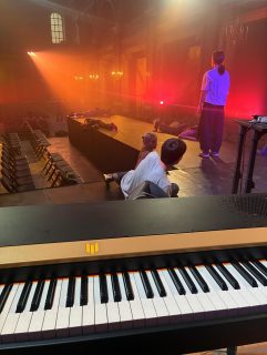 Hier soir, notre piano Phoenix était sur scène pour le Défilé Chorégraphique qui ouvrait le Festival
Karavel, à la Chapelle de la Trinité ✨🎶 
Dans ce lieu d’exception, le pianiste @mardirossianfrancois a fait résonner notre instrument au cœur d’un spectacle unique, mêlant musique classique, contemporaine, hip-hop, mode et danse. 
Nous sommes heureux que le Phoenix ait pu accompagner cette soirée portée par la direction artistique de @mouradmerzouki, et sublimée par la musique du @concert_hostel_dieu et de @superspectives.fr.
Voir notre piano prendre vie lors d’une soirée aussi prestigieuse, entouré d’artistes talentueux,
est pour nous une véritable fierté. 🙌🏼
#pianophoenix #madeinfrance #festivalkaravel #lyonculture #danse #musique