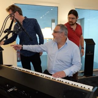 Découvrez, le temps de quelques minutes, les coulisses de notre atelier, notre équipe et notre savoir-faire. 

Il y a quelques semaines, nous avons eu le plaisir d'accueillir l'équipe de l'émission @voyonsvoirtv de @bfmlyon, venue découvrir notre univers dans notre atelier en région lyonnaise. 

Ce tournage, réalisé avec le soutien de la @region_auvergnerhonealpes dans le cadre du @mifexpo, met en lumière ce qui fait l'ADN de Phoenix : 
✨ Un savoir-faire artisanal et français
✨ Une fabrication locale et responsable
✨ Une innovation qui respecte l’âme du piano 
✨ L’élégance et la modernité de nos pianos numériques

Découvrez le reportage complet 🎬

Merci à la @region_auvergnerhonealpes et aux équipes de @bfmlyon pour cette belle mise en lumière.