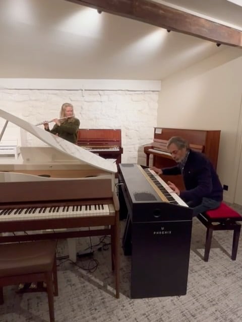 Quand un essai du piano Phoenix, chez l’un de nos partenaires, se transforme en un véritable moment de musique. 🎶

Merci à Yann Pétillon et Isaa, du collectif @l_eventail_des_arts, compositeurs, pianistes et interprètes, pour ce bel échange autour du Phoenix, entre inspiration et improvisation, partagé chez notre partenaire @nebout_hamm à Paris.

Nos pianos se découvrent dans le jeu, l’écoute et le partage, chez nos partenaire ou directement dans notre atelier lyonnais. 🎹

Pour organiser un essai ou obtenir plus d’informations, contactez nous via notre site ou directement sur info@pianophoenix.com
