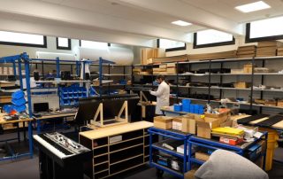 Dans les coulisses de la fabrication d'un Phoenix 🎹
Avant de trouver sa place chez vous, chaque Phoenix passe entre plusieurs mains expertes.
Sébastien, responsable de la conception mécanique et de la production chez Phoenix, assemble le piano pièce par pièce, dans notre atelier à Vénissieux :
✨ 90 composants différents
✨ 8 heures de montage
✨ Un savoir-faire artisanal unique
Charlie, ingénieur son chez Phoenix, prend ensuite le relais pour le calibrage de chaque touche grâce à une technique de modélisation.
✨ Cette technique permet de : restituer avec précision l’intention du pianiste en temps réel.
Chaque instrument est fabriqué localement, avec plus de 70 % de pièces française et un fort ancrage régional.
Un travail de patience, d'écoute et de savoir-faire, porté chaque jour par l'équipe Phoenix, pour créer un instrument pensé comme un pont entre l'acoustique et le numérique. 🎶