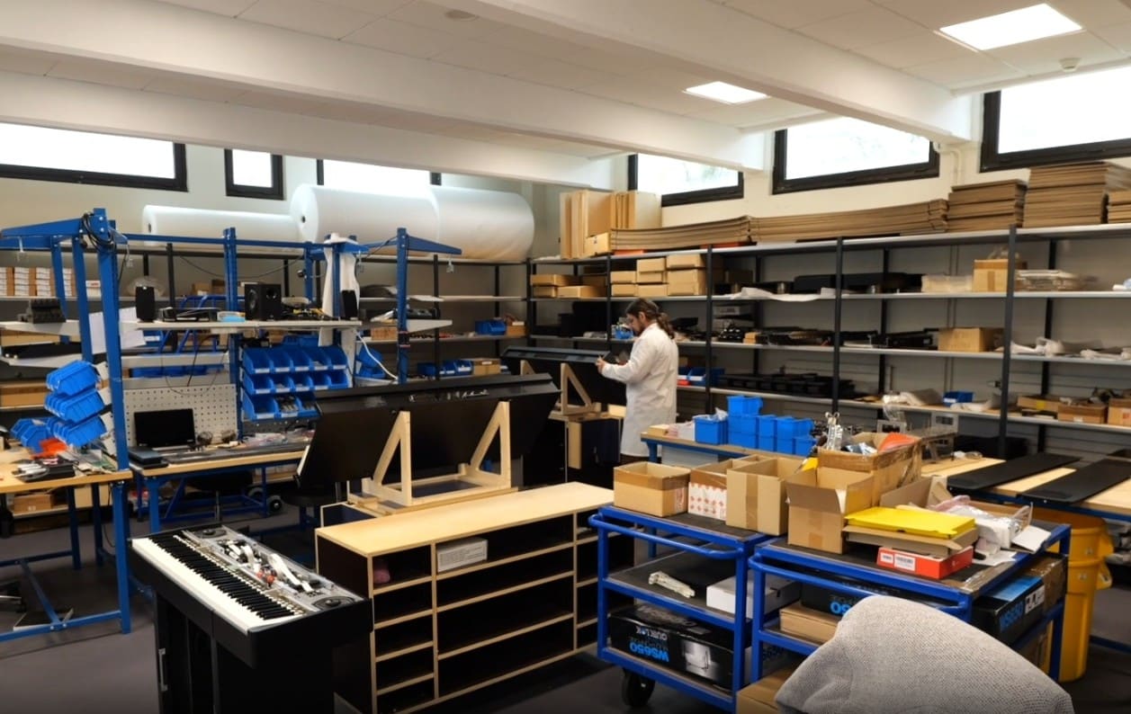 Dans les coulisses de la fabrication d'un Phoenix 🎹
Avant de trouver sa place chez vous, chaque Phoenix passe entre plusieurs mains expertes.
Sébastien, responsable de la conception mécanique et de la production chez Phoenix, assemble le piano pièce par pièce, dans notre atelier à Vénissieux :
✨ 90 composants différents
✨ 8 heures de montage
✨ Un savoir-faire artisanal unique
Charlie, ingénieur son chez Phoenix, prend ensuite le relais pour le calibrage de chaque touche grâce à une technique de modélisation.
✨ Cette technique permet de : restituer avec précision l’intention du pianiste en temps réel.
Chaque instrument est fabriqué localement, avec plus de 70 % de pièces française et un fort ancrage régional.
Un travail de patience, d'écoute et de savoir-faire, porté chaque jour par l'équipe Phoenix, pour créer un instrument pensé comme un pont entre l'acoustique et le numérique. 🎶