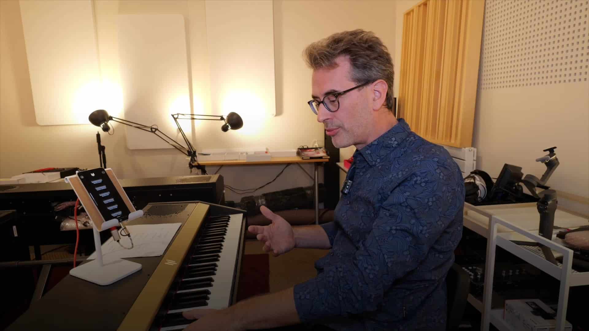 Et si un piano numérique ne se contentait pas de rejouer des sons pré-enregistrés ?🎶 

La plupart des pianos numériques fonctionnent par échantillonnage : ils déclenchent un son enregistré à l'avance. 

Chez Phoenix, le son est généré en temps réel grâce à la modélisation physique. 
Cela permet notamment de restituer la résonance par sympathie : quand certaines cordes vibrent naturellement sous l'effet d'autres notes, avec ou sans pédale, comme sur un piano acoustique. 

Résultat : 
✨ Résonances naturelles 
✨ Interaction entre les notes
✨ Impédance de table d'harmonie
✨ Positions des étouffoirs 
✨ Reprise de la pédale

Découvrez toutes les fonctionnalités sur notre site ou notre page YouTube : lien dans notre bio ! 🎹