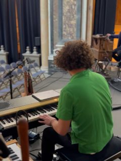 Le Phoenix à la Chapelle de la Trinité ✨🎹

Notre piano Phoenix était à l’honneur pour une soirée consacrée à Glassworks de Philip Glass, œuvre emblématique du répertoire minimaliste.

Sous les doigts de @mardirossianfrancois, et aux côtés de @arxelu à l’orge de barbarie et de @lionelpalun à la vidéo, cette interprétation proposée par @superspectives.fr a fait résonner la modernité de Glass dans le cadre exceptionnel de la Chapelle de la Trinité à Lyon.

Voir notre instrument porter une œuvre aussi marquante, dans un lieu chargé d’histoire, est une grande fierté pour notre équipe. 🙌