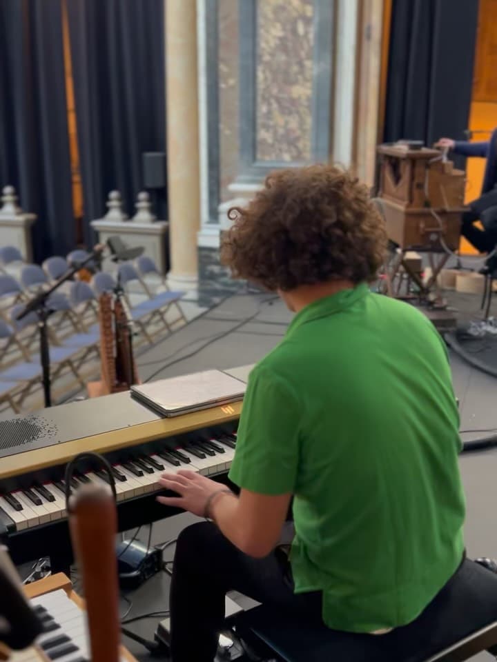 Le Phoenix à la Chapelle de la Trinité ✨🎹

Notre piano Phoenix était à l’honneur pour une soirée consacrée à Glassworks de Philip Glass, œuvre emblématique du répertoire minimaliste.

Sous les doigts de @mardirossianfrancois, et aux côtés de @arxelu à l’orge de barbarie et de @lionelpalun à la vidéo, cette interprétation proposée par @superspectives.fr a fait résonner la modernité de Glass dans le cadre exceptionnel de la Chapelle de la Trinité à Lyon.

Voir notre instrument porter une œuvre aussi marquante, dans un lieu chargé d’histoire, est une grande fierté pour notre équipe. 🙌