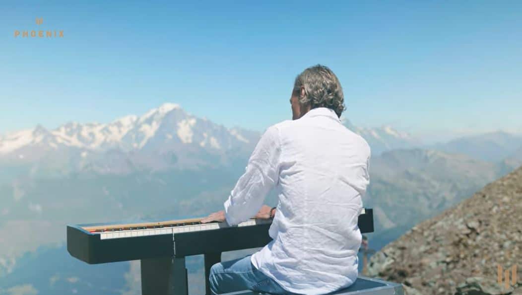Portrait d’artiste : Patrick Zygmanowski 🎹
Pianiste, compositeur et interprète, Patrick Zygmanowski développe un univers musical où émotion, liberté et contemplation se rencontrent.
À travers ses projets, il aime faire dialoguer la musique avec les lieux, les paysages et l’instant présent, offrant au piano une dimension profondément vivante.
Dans cette vidéo, il interprète son répertoire au sommet de l’Aiguille Rouge, à plus de 3 000 mètres d’altitude, sur un piano Phoenix. Un moment suspendu entre ciel, montagne et musique.
Une démonstration poétique de la liberté offerte par le piano Phoenix : accompagner les artistes là où la musique les appelle. 🎶
Retrouvez la vidéo YouTube dans le lien dans notre bio !
