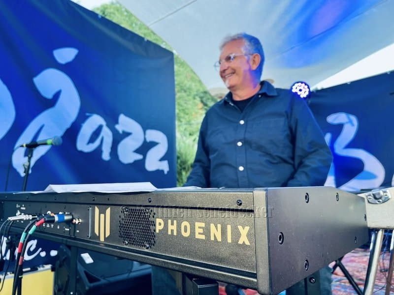 Le Phoenix S2 fait ses premiers pas sur scène. ✨
L'occasion de l'ouverture du festival BatÔjazz au château de Mécoras, Alfio Origlio présentait son projet "Nomades" accompagné de Paloma Pradal, Rémi Vignolo, Pablo Contreras et Noé Reine.
Une soirée qui marquait également la première en concert du Phoenix S2. 🎹
Jazz Rhône-Alpes revient sur cette première et partage ses premières impressions sur notre nouvel instrument :
" Le PHOENIX modèle S2 est un clavier/ piano révolutionnaire qui se distingue de la concurrence en proposant, non pas des sons numériques d'instruments acoustiques, mais en créant instantanément la note, avec toutes les harmonies de la table d'un "vrai piano" : c'est le travail de l'électronique et de ses algorithmes. L'effet est saisissant et tend à séduire les pianistes particulièrement exigeants."
Merci à Jazz Rhône-Alpes pour ces mots et pour ce bel article. 🎶