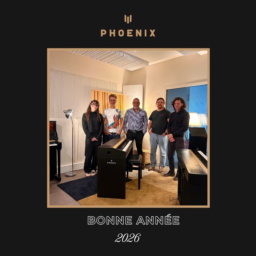 ✨ Belle année 2026 à tous les Phoenixiens.
Toute l’équipe Piano Phoenix vous remercie pour votre confiance et pour les moments de musique partagés tout au long de l’année.
Nous espérons que votre piano Phoenix continuera de vous accompagner, chez vous comme sur scène, dans de précieux instants musicaux.
— L’équipe Phoenix 🎶